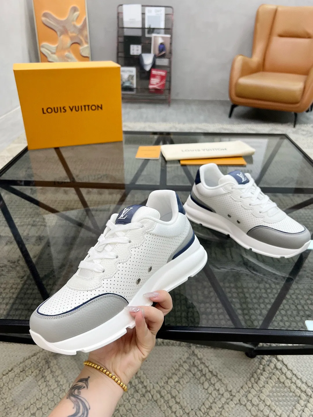 Factory price: 460💰Lv🔍Top purchasing agent🇮🇹 Road The most popular sports shoes for street men are available at the same counter. The uppers are imported cowhide fabrics from Italy, high-quality spliced colorful and complex handicrafts, imported comfortable mesh linings, soles: original soles specially provided by the original factory, T men's men's shoes 💰U foam exclusive movable molded soles are super comfortable, original factory and single goods, 🔍🔍high quality, you can enter and exit the counter at will, welcome to compare, code number 38-44, (45 customized)